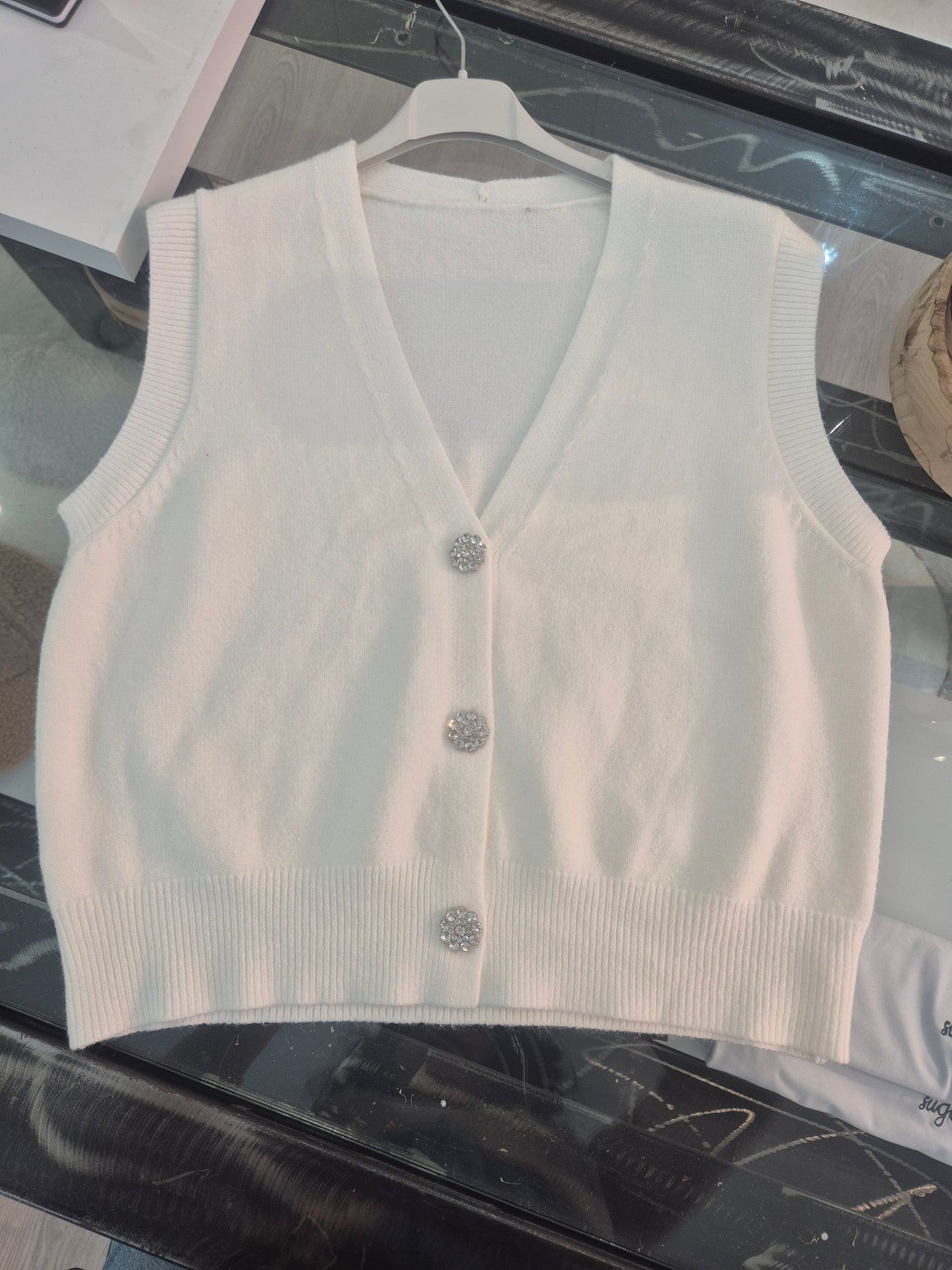 Gilet con bottoni gioiello in viscosa €49,90