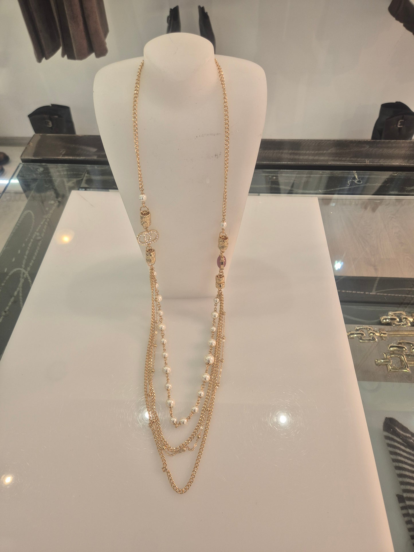 Collana lunga colore oro € 35,00